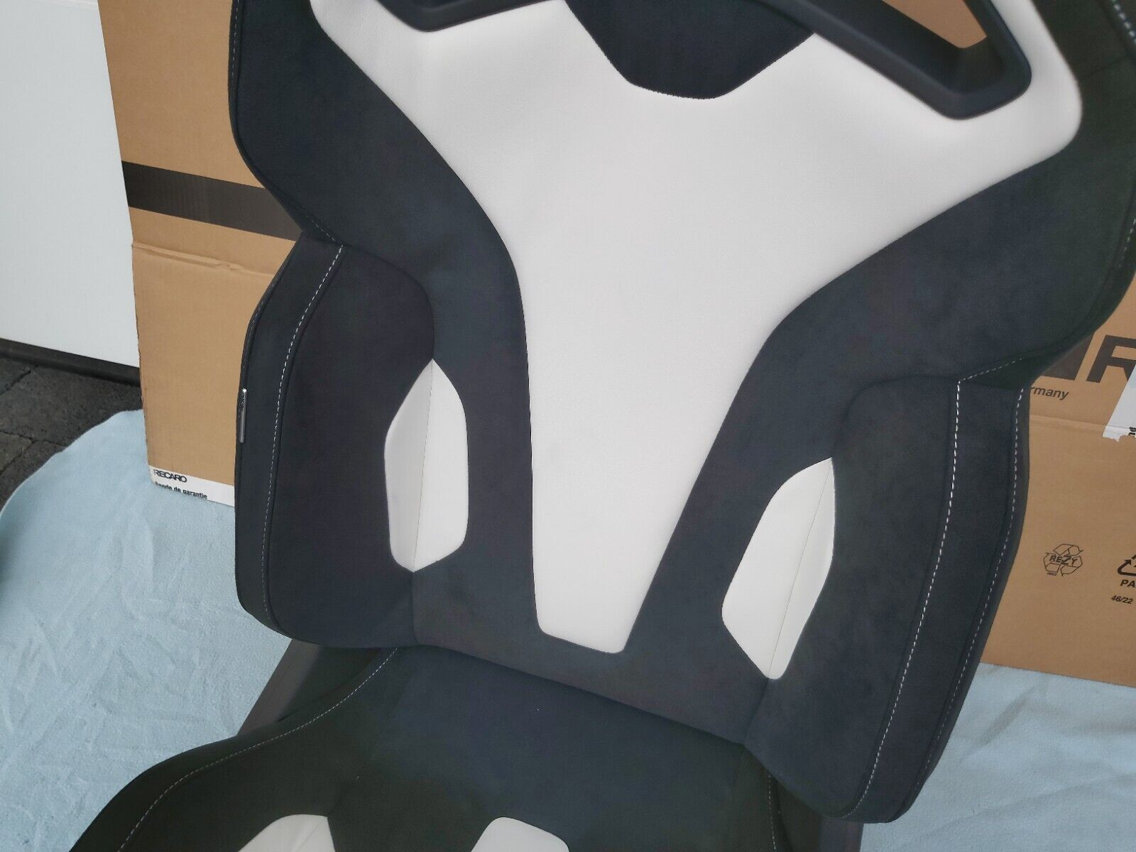 Recaro Sport C Leather White / Dinamica Black (5-Door)