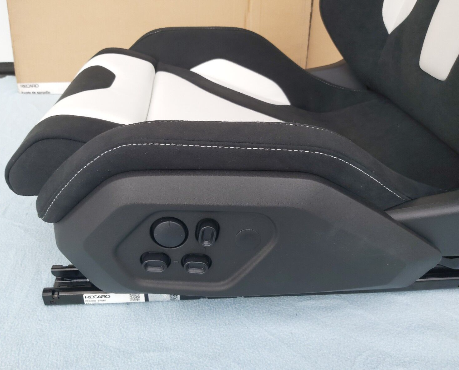 Recaro Sport C Leather White / Dinamica Black (5-Door)