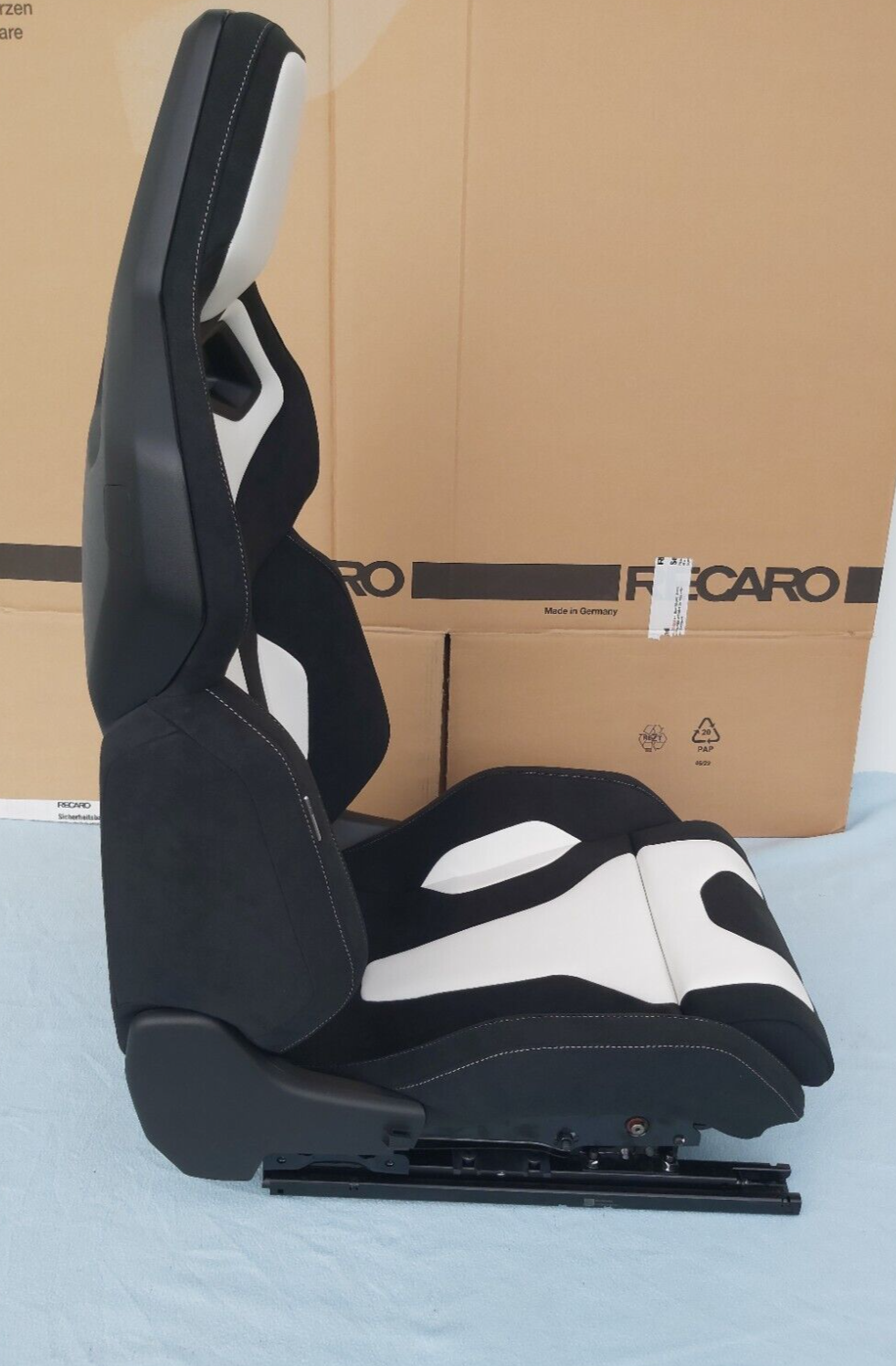 Recaro Sport C Leather White / Dinamica Black (5-Door)