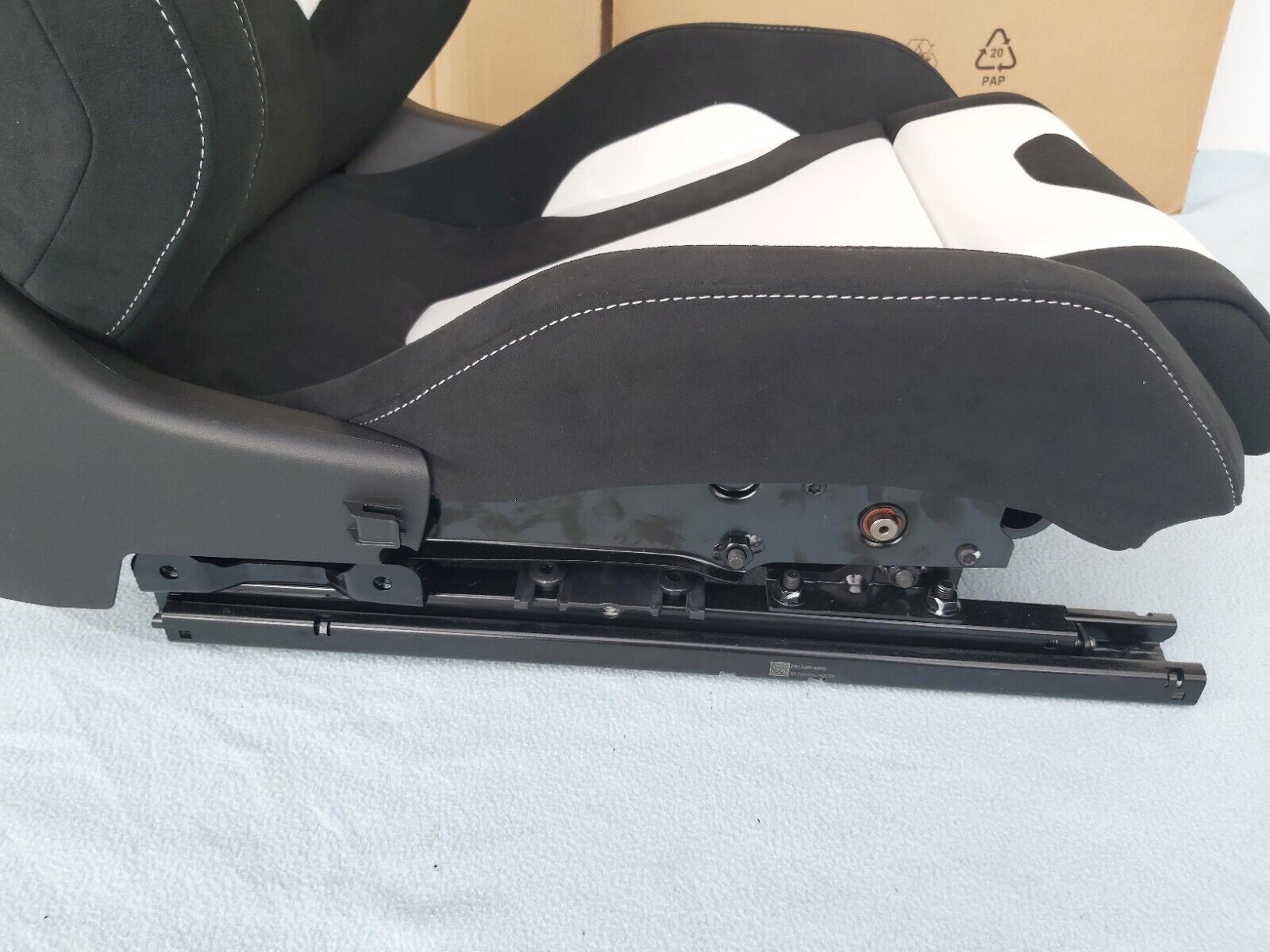 Recaro Sport C Leather White / Dinamica Black (5-Door)