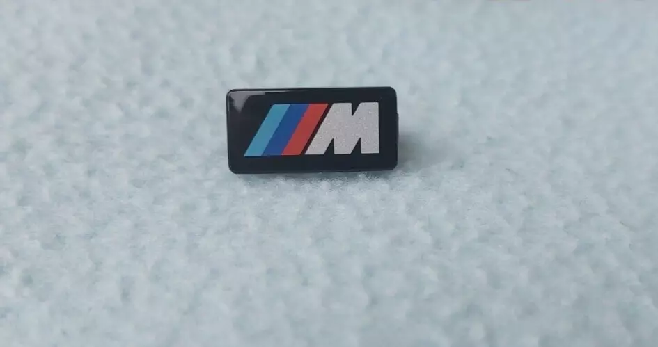 BADGE / EMBLEM for BMW STEERING WHEELS. 32332226479 BRAND NEW