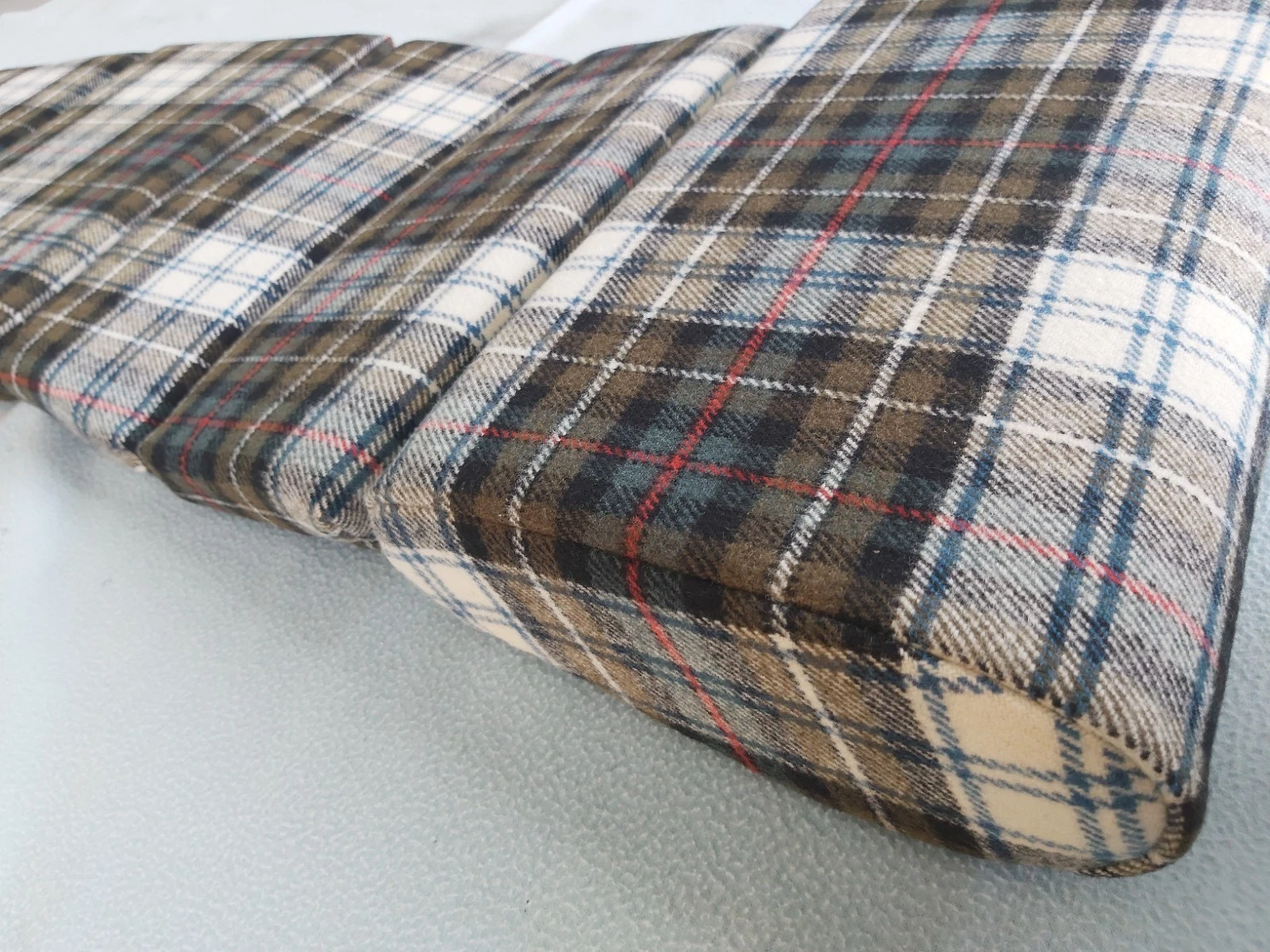 Center inserts made of fabric with a "TARTAN" pattern for RECARO Pole Position ABE seat