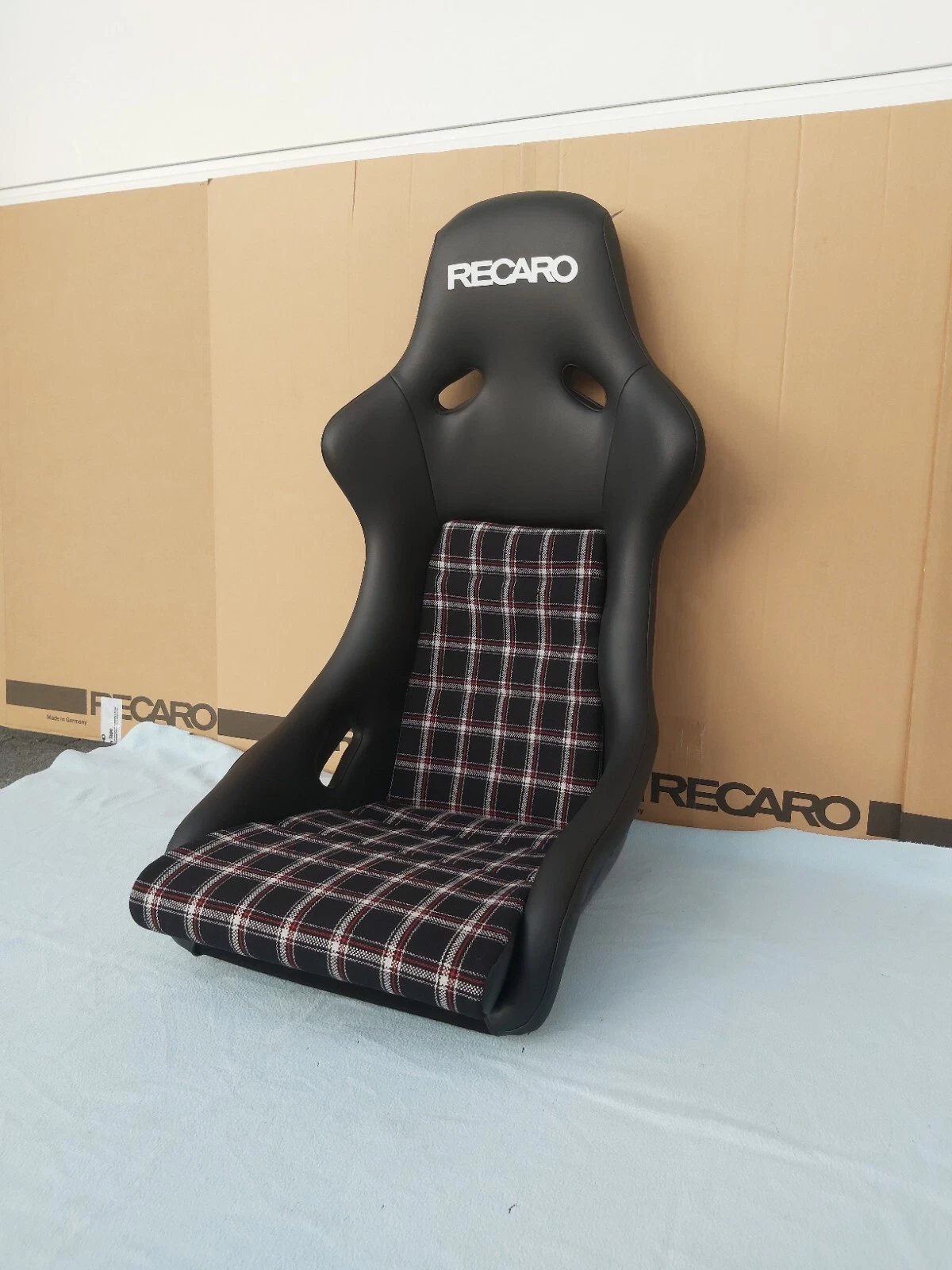 Center inserts made of fabric with a "TARTAN" pattern for RECARO Pole Position ABE seat