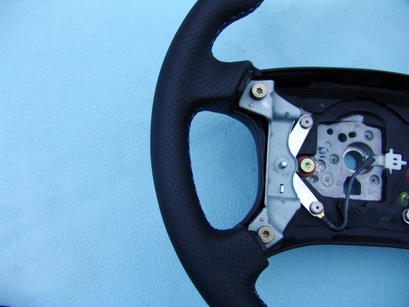 BMW E36 M3 STEERING WHEEL, NEW PLAIN / PERFORATED NAPPA LEATHER AND 3 COLOR STITCHING