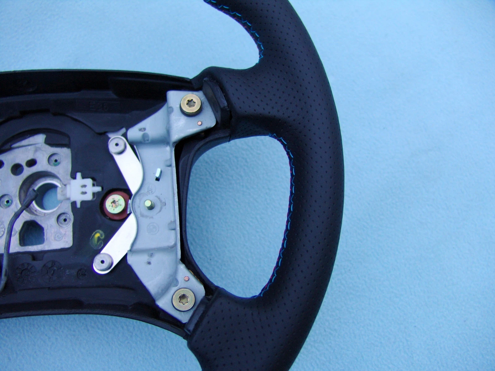 BMW E36 M3 STEERING WHEEL, NEW PLAIN / PERFORATED NAPPA LEATHER AND 3 COLOR STITCHING