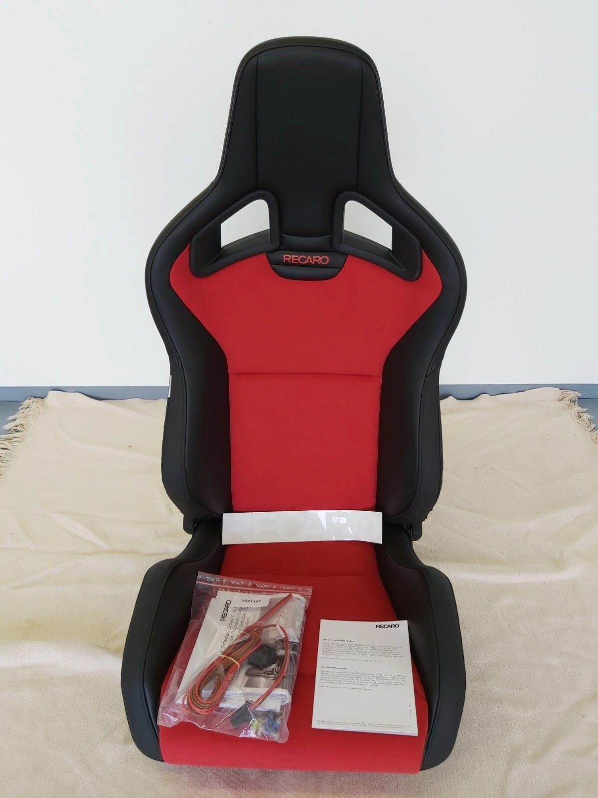 RECARO Sportster CS Artificial Leather BLACK / Dinamica RED